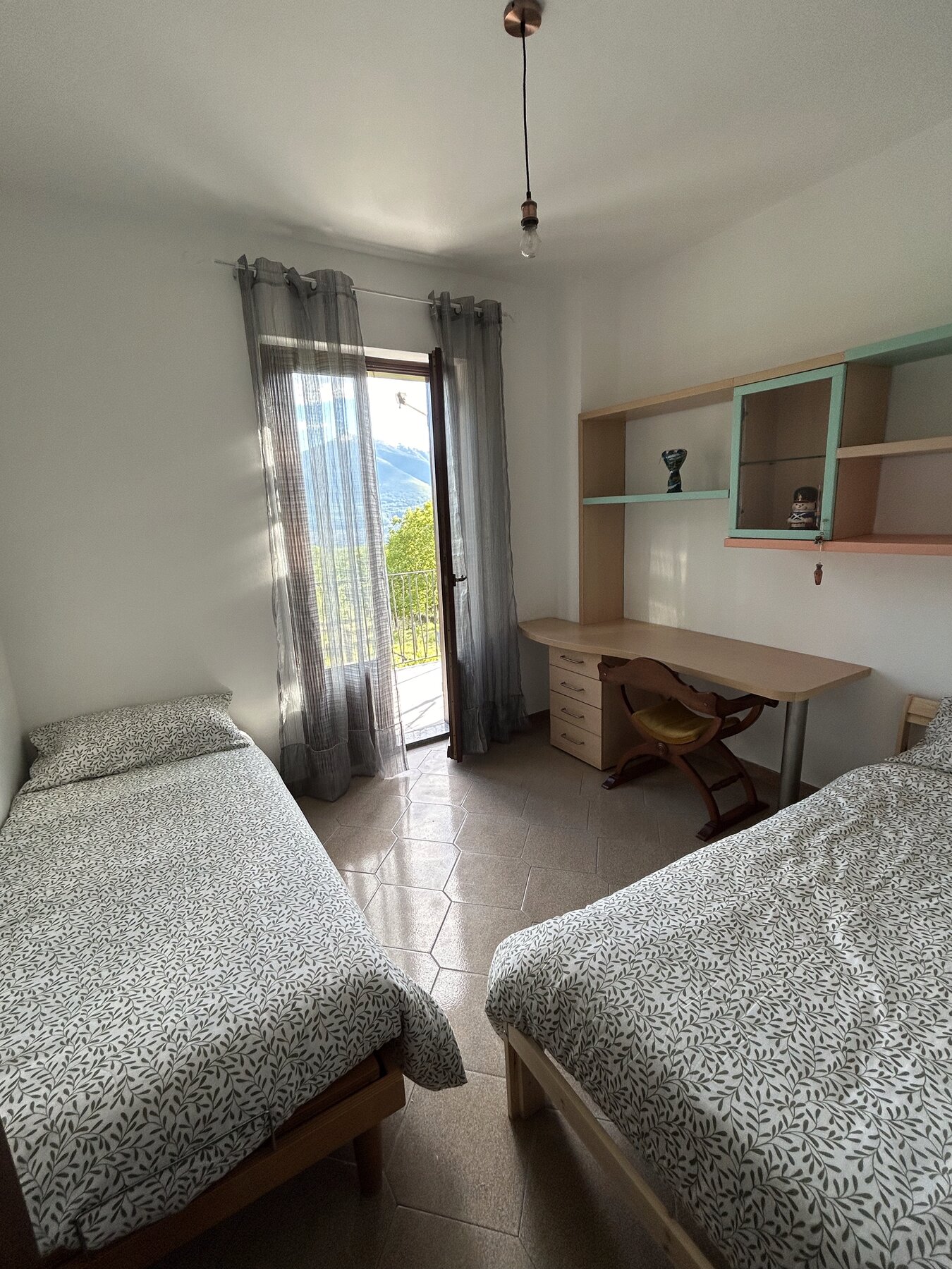 Camera con due letti singoli e affaccio sulle montagne