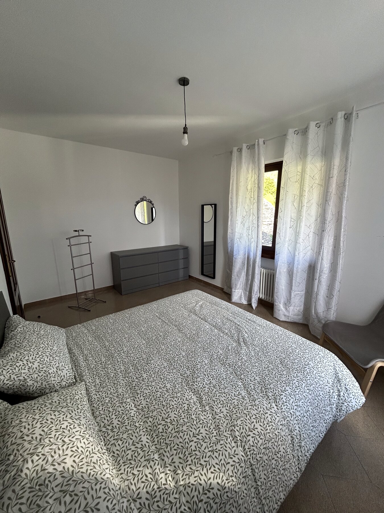 Camera matrimoniale luminosa con vista sul verde