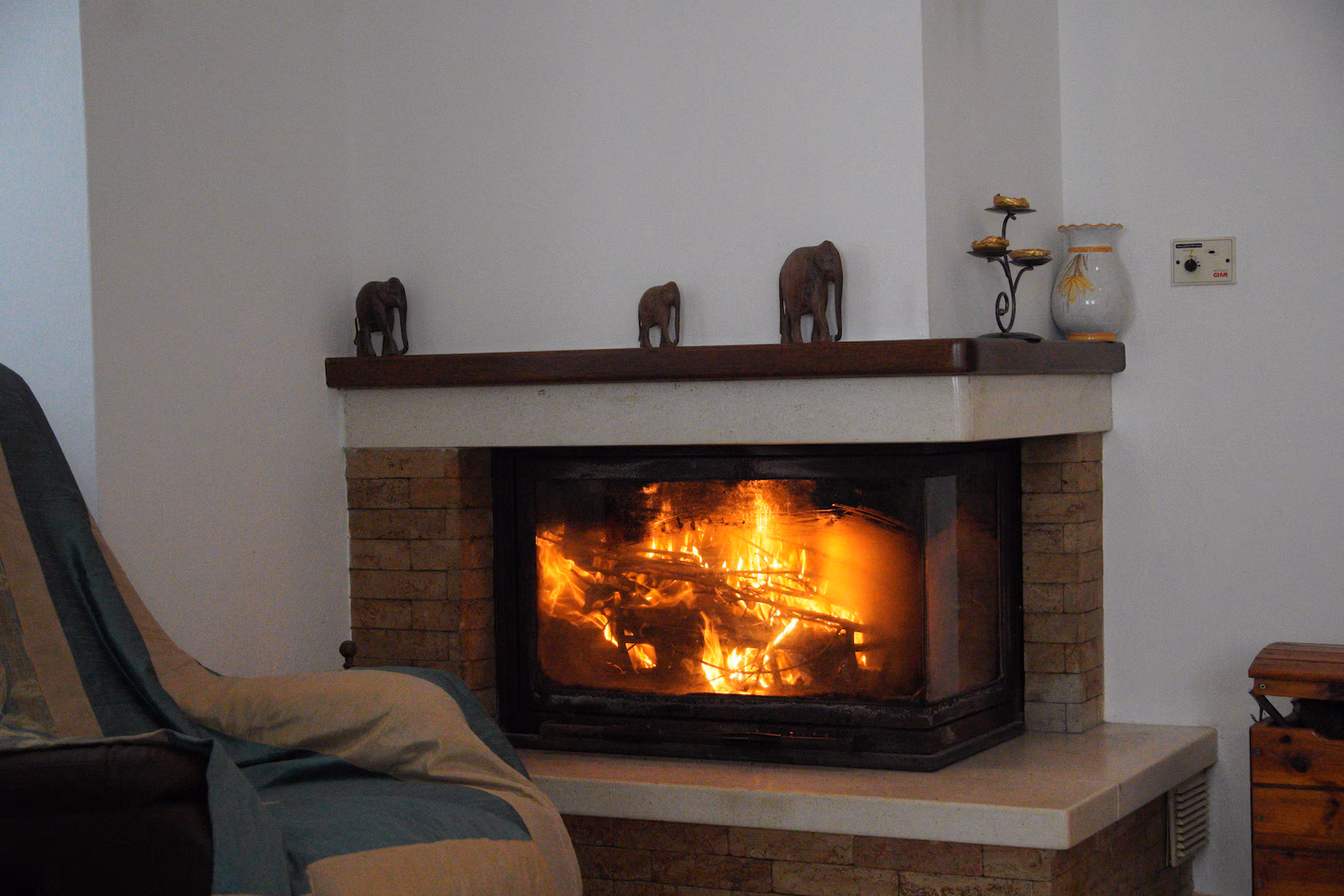 Camino acceso nel soggiorno — atmosfera invernale accogliente