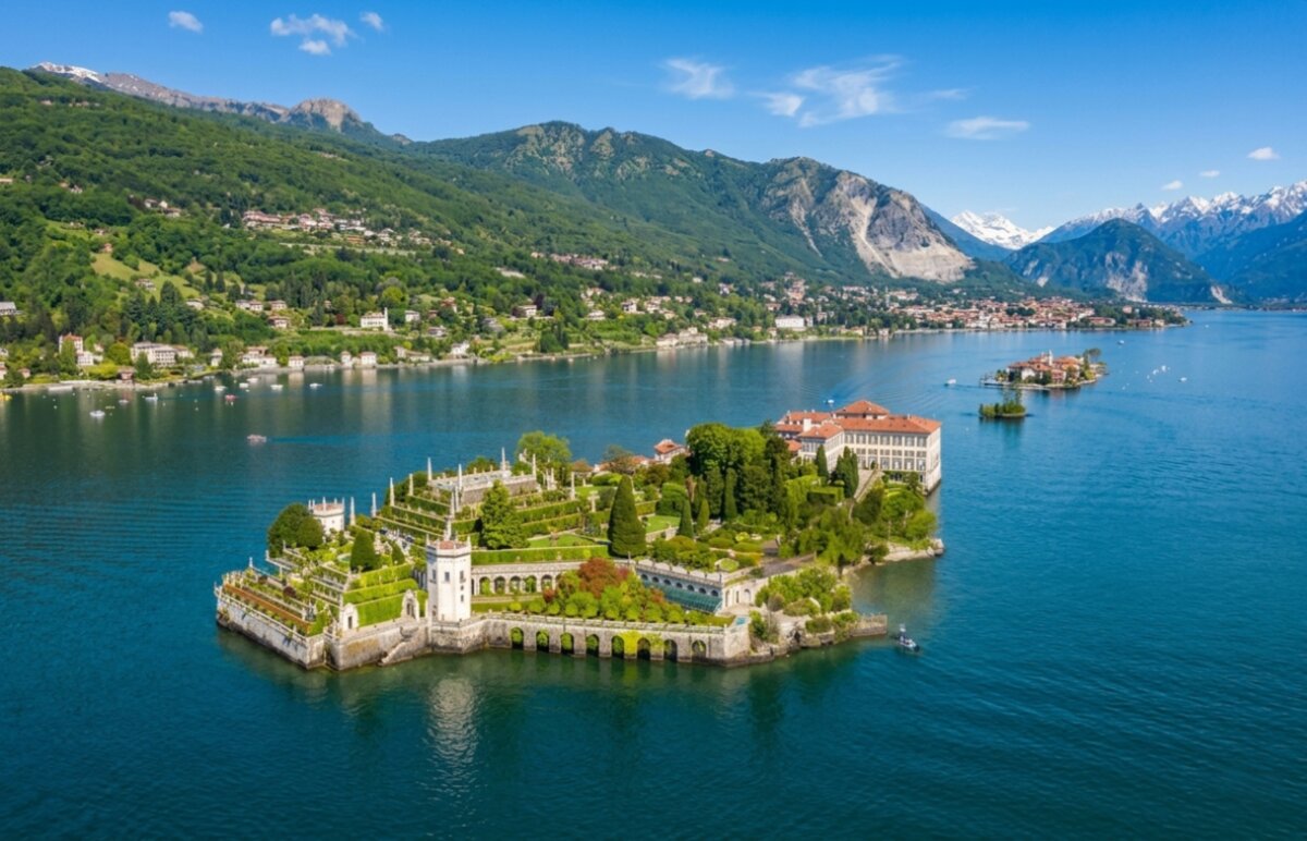 Vista aerea delle Isole Borromee sul Lago Maggiore con le Alpi sullo sfondo