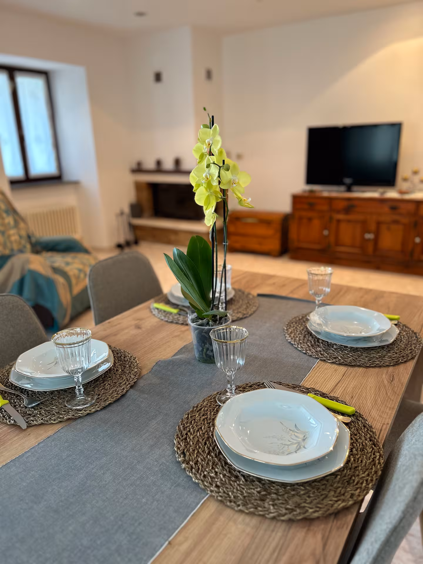 Sala da pranzo elegante con tavolo apparecchiato per 6 persone